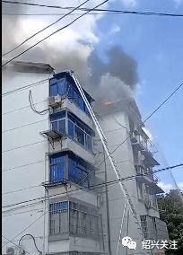 网友爆料小区火灾视频,网友现场视频记录惊险瞬间